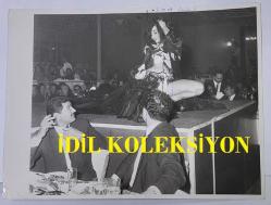 YEŞİLÇAM'IN UNUTULMAZ OYUNCUSU LEYLA SAYAR'IN ORİJİNAL BÜYÜK BOY FOTOĞRAFI - 24 x 18 cm EBADINDA - LEYLA SAYAR, KAZABLANKA GAZİNOSU'NDA DANSÖZ OLARAK SAHNEDE ORYANTAL DANSI YAPARKEN ÇEKİLMİŞ BİR KARE (ÇETİN ŞENCAN)