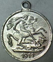 İNGİLTERE 1911 KRAL 7. EDWARD VE ST. GEORGE TEMALI KOLYE UCU. 19 mm ALÜMİNYUM ÜSTÜ PARLAK KAPLAMA.