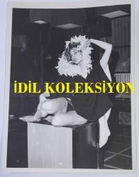 YEŞİLÇAM'IN UNUTULMAZ OYUNCUSU LEYLA SAYAR'IN ORİJİNAL BÜYÜK BOY FOTOĞRAFI - 24 x 18 cm EBADINDA - LEYLA SAYAR, SAHNE KOSTÜMÜYLE ÖZEL OLARAK POZ VERİRKEN ÇEKİLMİŞ BİR KARE