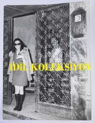 YEŞİLÇAM'IN UNUTULMAZ OYUNCUSU LEYLA SAYAR'IN ORİJİNAL BÜYÜK BOY FOTOĞRAFI - 24 x 18 cm EBADINDA - LEYLA SAYAR, TÜRKİYE KIZILAY DERNEĞİ İSTANBUL MÜDÜRLÜĞÜ KAPISI ÖNÜNDE KÜRK MANTOSUYLA POZ VERİRKEN ÇEKİLMİŞ BİR KARE