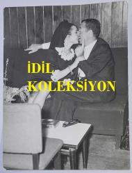 YEŞİLÇAM'IN UNUTULMAZ OYUNCUSU LEYLA SAYAR'IN ORİJİNAL BÜYÜK BOY FOTOĞRAFI - 24 x 18 cm EBADINDA - LEYLA SAYAR, YANINDAKİYLE YAKIN BİR ŞEKİLDE SOHBET EDERKEN ÇEKİLMİŞ BİR KARE