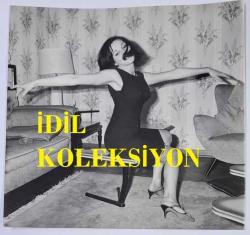 YEŞİLÇAM'IN UNUTULMAZ OYUNCUSU LEYLA SAYAR'IN ORİJİNAL BÜYÜK BOY FOTOĞRAFI - 19 x 18 cm EBADINDA - LEYLA SAYAR, EVİNDE SEHPANIN ÜZERİNDE DANS PROVASI YAPARKEN ÇEKİLMİŞ BİR KARE