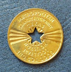 ABD, Metropolitan Toplu Taşıma Sistemi/Houston Silüet'i Temalı Taşıma Jetonu. Orta Kısım Yıldız Şeklinde Deliklidir. Yıldız Deliğinden Çıkan ve Her İki Tarafa Yayılan Şeritler. Houston-Texas (Yerel Ücretli/1 Kişilik Jeton) 1992. Pirinç (22,1 mm)