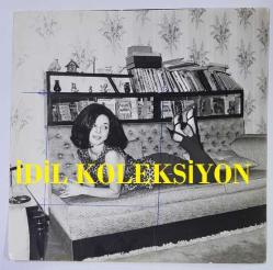 YEŞİLÇAM'IN UNUTULMAZ OYUNCUSU LEYLA SAYAR'IN ORİJİNAL BÜYÜK BOY FOTOĞRAFI - 18 x 18 cm EBADINDA - LEYLA SAYAR, EVİNDE KOLTUĞUN ÜZERİNDE POZ VERİRKEN ÇEKİLMİŞ BİR KARE