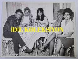 GÖKSEL ARSOY ve YEŞİLÇAM'IN UNUTULMAZ OYUNCUSU LEYLA SAYAR'IN ORİJİNAL BÜYÜK BOY FOTOĞRAFI - 24 x 18 cm EBADINDA - LEYLA SAYAR, GÖKSEL ARSOY ve SEVDİKLERİYLE BİRLİKTE BİR ŞEYLER YEDİĞİ SIRADA HATIRA POZU VERİRKEN ÇEKİLMİŞ BİR KARE... ÖZEL ARŞİV