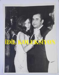 YEŞİLÇAM'IN UNUTULMAZ OYUNCUSU LEYLA SAYAR'IN ORİJİNAL BÜYÜK BOY FOTOĞRAFI - 24 x 18 cm EBADINDA - LEYLA SAYAR, DANS EDERKEN ÇEKİLMİŞ NET KALİTEDE BİR FOTOĞRAF