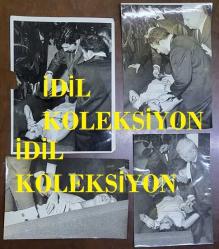 YEŞİLÇAM'IN UNUTULMAZ OYUNCUSU LEYLA SAYAR'IN ORİJİNAL BÜYÜK BOY 4'LÜ FOTOĞRAF SETİ - 24 x 18 cm,  22,5 x 18 cm ve 21 x14 cm ve EBADINDA - LEYLA SAYAR, FENALAŞTIĞI ANLARDA KENDİSİNE İLKYADIM MÜDAHALESİ YAPILIRKEN ÇEKİLMİŞ 4 FARKLI KARE. (RIZA PAKYÜZ)