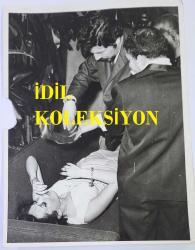 YEŞİLÇAM'IN UNUTULMAZ OYUNCUSU LEYLA SAYAR'IN ORİJİNAL BÜYÜK BOY 4'LÜ FOTOĞRAF SETİ - 24 x 18 cm,  22,5 x 18 cm ve 21 x14 cm ve EBADINDA - LEYLA SAYAR, FENALAŞTIĞI ANLARDA KENDİSİNE İLKYADIM MÜDAHALESİ YAPILIRKEN ÇEKİLMİŞ 4 FARKLI KARE. (RIZA PAKYÜZ)