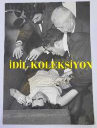 YEŞİLÇAM'IN UNUTULMAZ OYUNCUSU LEYLA SAYAR'IN ORİJİNAL BÜYÜK BOY 4'LÜ FOTOĞRAF SETİ - 24 x 18 cm,  22,5 x 18 cm ve 21 x14 cm ve EBADINDA - LEYLA SAYAR, FENALAŞTIĞI ANLARDA KENDİSİNE İLKYADIM MÜDAHALESİ YAPILIRKEN ÇEKİLMİŞ 4 FARKLI KARE. (RIZA PAKYÜZ)