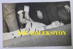 YEŞİLÇAM'IN UNUTULMAZ OYUNCUSU LEYLA SAYAR'IN ORİJİNAL BÜYÜK BOY 4'LÜ FOTOĞRAF SETİ - 24 x 18 cm,  22,5 x 18 cm ve 21 x14 cm ve EBADINDA - LEYLA SAYAR, FENALAŞTIĞI ANLARDA KENDİSİNE İLKYADIM MÜDAHALESİ YAPILIRKEN ÇEKİLMİŞ 4 FARKLI KARE. (RIZA PAKYÜZ)