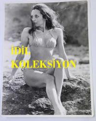 YEŞİLÇAM'IN UNUTULMAZ OYUNCUSU LEYLA SAYAR'IN ORİJİNAL BÜYÜK BOY FOTOĞRAFI - 24 x 18 cm EBADINDA - LEYLA SAYAR, BİKİNİYLE KAYALALIKLARIN ÜZRİNDE POZ VERİRKEN ÇEKİLMİŞ BİR KARE