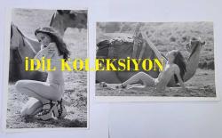 YEŞİLÇAM'IN UNUTULMAZ OYUNCUSU LEYLA SAYAR'IN ORİJİNAL 2'Lİ FOTOĞRAF SETİ - 18 x 12 cm EBADINDA - LEYLA SAYAR, BİKİNİLİ OLARAK DEVENİN YANINDA POZ VERİRKEN ÇEKİLMİŞ 2 ÖZEL KARE