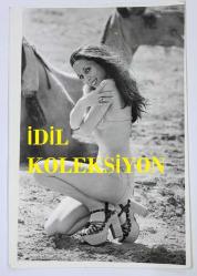 YEŞİLÇAM'IN UNUTULMAZ OYUNCUSU LEYLA SAYAR'IN ORİJİNAL 2'Lİ FOTOĞRAF SETİ - 18 x 12 cm EBADINDA - LEYLA SAYAR, BİKİNİLİ OLARAK DEVENİN YANINDA POZ VERİRKEN ÇEKİLMİŞ 2 ÖZEL KARE