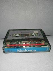 Kaset Madonna like a virgin albümü. Orijinal. Dönem Kağıt Baskı. Kaset ve kartonette yazı var. Sorunsuz çalışıyor