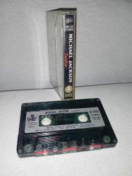 Kaset Michael Jackson thriller albümü. Orijinal. Dönem Kağıt Baskı. Kaset ve kartonette yazı var. Sorunsuz çalışıyor