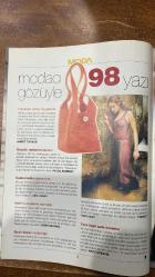 SABAH MODA MARKA DERGİSİ - 6 HAZİRAN 1998 -MUSTAFA TAVİLOĞLU – CEM HAKKO – EMİR YARGICI – MELEK AŞKIN – DEMET ATEŞ – AHMET TARKAN – FATOŞ AHUNBAY – ÇİPE DEMİR – KERİM KERİMOL – TURGUT TOPLUSOY – ARZU ÖZBAKIŞ – İDİL BİROL – ALEV CİLİV – ALİ HOCAOĞLU – VAHİT İPEKÇİ – DENİZ SEFEROĞLU – NEDRET BİRİM – SERNUR DİNÇKÖK – TOM FORD – GUCCI – PRADA – DOLCE & GABBANA – 1998 YAZ MODASI – ŞİFON VE ROMANTİZM – SAFARİ TARZI – METALİK RENKLER – TRANSPARAN DOKUNUŞLAR – KAPRİLERİN GERİ DÖNÜŞÜ – ÖRGÜNÜN YENİDEN YÜKSELİŞİ – ROMANTİZMİN RUHU – ŞİFON VE ÇİÇEKLİLER - 50 SAYFA