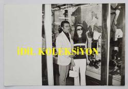 YEŞİLÇAM'IN UNUTULMAZ OYUNCUSU LEYLA SAYAR'IN ORİJİNAL 2'Lİ FOTOĞRAF SETİ - 18 x 12 cm EBADINDA - LEYLA SAYAR, SAMİ TUNÇ'LA BİRLİKTE MAĞAZALARDA GEZİP ALIŞVERİŞ YAPARKEN ÇEKİLMİŞ 2 FARKLI KARE