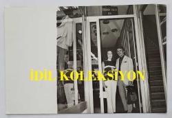 YEŞİLÇAM'IN UNUTULMAZ OYUNCUSU LEYLA SAYAR'IN ORİJİNAL 2'Lİ FOTOĞRAF SETİ - 18 x 12 cm EBADINDA - LEYLA SAYAR, SAMİ TUNÇ'LA BİRLİKTE MAĞAZALARDA GEZİP ALIŞVERİŞ YAPARKEN ÇEKİLMİŞ 2 FARKLI KARE