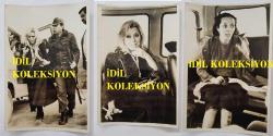 RÜÇHAN ÇAMAY ve YEŞİLÇAM'IN UNUTULMAZ OYUNCUSU LEYLA SAYAR'IN ORİJİNAL 25'Lİ AJANS-BASIN FOTOĞRAFI SETİ - 18 x 12 cm EBADINDA - 1980 YILINDA LEYLA SAYAR ve RÜÇHAN ÇAMAY'IN BİR GRUP TARAFINDAN POLONEZKÖY'DE FİDYE İÇİN KAÇIRILMALARI OLAYINDA YÜRÜTÜLEN KURTARMA OPERASYONU ve SONRASINDAKİ ADLİYE SÜRECİNDE ÇEKİLMİŞ 25 FARKLI KARE.  RÜÇHAN ÇAMAY'I KIZI MELİKE DEMİRAĞ ADLİYEDE YALNIZ BIRAKMADI. ESKİ BİNİCİ ve SÜVARİ YÜZBAŞISI ORHAN ÇETİNKOL, OLAY SIRASINDA KAÇIRAN GRUP TARAFINDAN VURULARAK YARALANDI... NİSAN 1980 (AÇIKLAMAYI OKUYUNUZ)