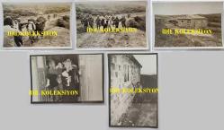 RÜÇHAN ÇAMAY ve YEŞİLÇAM'IN UNUTULMAZ OYUNCUSU LEYLA SAYAR'IN ORİJİNAL 25'Lİ AJANS-BASIN FOTOĞRAFI SETİ - 18 x 12 cm EBADINDA - 1980 YILINDA LEYLA SAYAR ve RÜÇHAN ÇAMAY'IN BİR GRUP TARAFINDAN POLONEZKÖY'DE FİDYE İÇİN KAÇIRILMALARI OLAYINDA YÜRÜTÜLEN KURTARMA OPERASYONU ve SONRASINDAKİ ADLİYE SÜRECİNDE ÇEKİLMİŞ 25 FARKLI KARE.  RÜÇHAN ÇAMAY'I KIZI MELİKE DEMİRAĞ ADLİYEDE YALNIZ BIRAKMADI. ESKİ BİNİCİ ve SÜVARİ YÜZBAŞISI ORHAN ÇETİNKOL, OLAY SIRASINDA KAÇIRAN GRUP TARAFINDAN VURULARAK YARALANDI... NİSAN 1980 (AÇIKLAMAYI OKUYUNUZ)