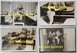 RÜÇHAN ÇAMAY ve YEŞİLÇAM'IN UNUTULMAZ OYUNCUSU LEYLA SAYAR'IN ORİJİNAL 25'Lİ AJANS-BASIN FOTOĞRAFI SETİ - 18 x 12 cm EBADINDA - 1980 YILINDA LEYLA SAYAR ve RÜÇHAN ÇAMAY'IN BİR GRUP TARAFINDAN POLONEZKÖY'DE FİDYE İÇİN KAÇIRILMALARI OLAYINDA YÜRÜTÜLEN KURTARMA OPERASYONU ve SONRASINDAKİ ADLİYE SÜRECİNDE ÇEKİLMİŞ 25 FARKLI KARE.  RÜÇHAN ÇAMAY'I KIZI MELİKE DEMİRAĞ ADLİYEDE YALNIZ BIRAKMADI. ESKİ BİNİCİ ve SÜVARİ YÜZBAŞISI ORHAN ÇETİNKOL, OLAY SIRASINDA KAÇIRAN GRUP TARAFINDAN VURULARAK YARALANDI... NİSAN 1980 (AÇIKLAMAYI OKUYUNUZ)