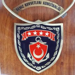 VINTAGE DENİZ KUVVETLERİ KOMUTANLIĞI HİZMET ANISI ORJİNAL MAVİ RENKLİ KADİFE KUTUSUNDA AHŞAP PLAKA ÜZERİNE MİNELİ PİRİNÇ BRÖVE ŞİLT