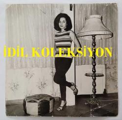 YEŞİLÇAM'IN UNUTULMAZ OYUNCUSU LEYLA SAYAR'IN ORİJİNAL BÜYÜK BOY FOTOĞRAFI - 18 x 18 cm EBADINDA - LEYLA SAYAR, EVİNDE ABAJURUN YANINDA AYAKTA POZ VERİRKEN ÇEKİLMİŞ BİR KARE