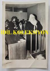 YEŞİLÇAM'IN UNUTULMAZ OYUNCUSU LEYLA SAYAR'IN ORİJİNAL FOTOĞRAFI - 18 x 12 cm EBADINDA - LEYLA SAYAR, MAHKEMEDE DURUŞMA ANINDA BEKLERKEN ÇEKİLMİŞ BİR KARE