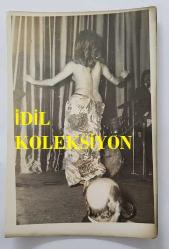 YEŞİLÇAM'IN UNUTULMAZ OYUNCUSU LEYLA SAYAR'IN ORİJİNAL FOTOĞRAFI - 18 x 12 cm EBADINDA - LEYLA SAYAR, DANSÖZ OLARAK ÇIKTIĞI SAHNEDE ORYANTAL KOSTÜMÜYLE DANS EDERKEN ÇEKİLMİŞ BİR KARE