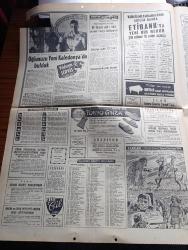 Hürriyet Gazetesi - Turkish Newspaper - 19 Temmuz 1969 - Ay'ın fethine 1 gün var - Rusların aracı Luna 15 in de ay böceği var - Ay'da yürüyüş 4 saat önceye alınıyor - Muammer Kaylan Houston uzay merkezinden bildiriyor - Ay'da kaldıkları takdirde astronotlar arızayı gidermeye çalışarak ölümü bekleyecek - Ay'a ayak basacak olan iki astronotun yanında zehir bulunmamaktadır - Meksika gecesinde gençlerle dans eden eşek kulübün şeref azası seçildi - Süleyman Demirel Korkuteli'de Ramazan topu ile karşılandı - Karya yatı Yunan hücumbotuna çarptı fotoğraf - Kıbrıs Rum temsilcisi Kleridis Kıbrıs konusu 2 cemaat arasında halledilmelidir dedi - Tarkan korkunç takip yazan ve çizen Sezgin Burak - İstanbul Ankara İzmir Radyosu Programı - serbest kürsü herkese söz hakkı yöneten Tahsin Öztin - Arçelik en iyi soğutan buzdolabı - Türkiye İşçi Partisi Karabük ilçe merkezi dağıldı - bizimkiler çizen Sezgin Burak renkli karikatür -  Cem ile Oya renkli karikatür - Keban gölü altında kalan arazi sahipleri