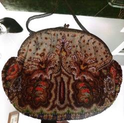 1900 BAŞLARI FRANSIZ BONCUK İŞİ KAPAMA KISMI YILAN BAŞI FORMUNDA ÇANTA