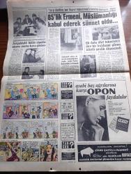 Hürriyet Gazetesi - Turkish Newspaper - 23 Temmuz 1969 - Üç astronot hızla dünyaya yaklaşıyor - Ay böceği Kartalın Aya konmasını gösteren temsili resim - Amerika'da Ay modası bir salgın halini aldı - arabası ile denize uçunca yanındaki kadının boğulmasına sebep olan Edward Kennedy'nin durumu sarsıldı fotoğraflar - Apollo programının gerçekleşmesinde en büyük payı olan Von Braun artık başka dünyalara göç edebiliriz dedi - Apollo 12 Kasım ayında atılacak - karaburun'da komando kampına Başbuğ demeden girilemiyor fotoğraflar - Süleyman Demirel doğu'ya yöneldi - Kürekle Atlantik'i geçti ama başarısını Apollo 11 gölgeledi - Aydan dünyaya faydalı mikropların gelmesi muhtemel - Neşet Ertaş yarın akşam Erzincan spor kulübünde - Tarkan korkunç takip yazan ve çizen Sezgin Burak - İsmail Baykut taziye mesajları - Türk petrolü İtalya'da rafine edilecek - Sovyet Basını Luna 15'ten kısa söz ediyor - 85'lik Ermeni Nişan Harutyan Müslümanlığı kabul ederek sünnet oldu Fotoğraf -  Opon ağrı kesici