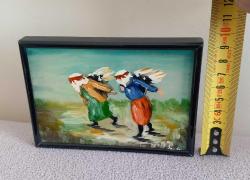 SEVDA İMZALI YAĞLIBOYA TABLO.40 - 50 YILLIK TABLO.BUZLU CAM ÜZERİNE RESMEDİLMİŞTİR RESİMDE BİR İKİ ÇİZİK MEVCUT.  CAM SAĞLAM.  ÇERÇEVE METAL. KOLEKSİYONLUK NADİR