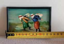 SEVDA İMZALI YAĞLIBOYA TABLO.40 - 50 YILLIK TABLO.BUZLU CAM ÜZERİNE RESMEDİLMİŞTİR RESİMDE BİR İKİ ÇİZİK MEVCUT.  CAM SAĞLAM.  ÇERÇEVE METAL. KOLEKSİYONLUK NADİR