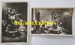 SENARİST ve YÖNETMEN BİLGE OLGAÇ'IN REJİSÖRÜ OLDUĞU ''ASKER AHMET (1970)'' ADLI YEŞİLÇAM FİLMİNİN ORİJİNAL 2'Lİ FOTOĞRAF SETİ - 18 x 12 cm EBADINDA - EROL TAŞ ve HÜSEYİN ÇAKMAK, FİLMDE DANSÖZ OYNATTIKLARI SAHNEDE AYNI KAREDELERKEN ÇEKİLMİŞ 2 FOTOĞRAF