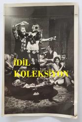 SENARİST ve YÖNETMEN BİLGE OLGAÇ'IN REJİSÖRÜ OLDUĞU ''ASKER AHMET (1970)'' ADLI YEŞİLÇAM FİLMİNİN ORİJİNAL 2'Lİ FOTOĞRAF SETİ - 18 x 12 cm EBADINDA - EROL TAŞ ve HÜSEYİN ÇAKMAK, FİLMDE DANSÖZ OYNATTIKLARI SAHNEDE AYNI KAREDELERKEN ÇEKİLMİŞ 2 FOTOĞRAF