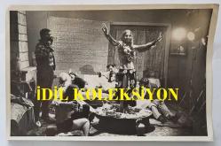 SENARİST ve YÖNETMEN BİLGE OLGAÇ'IN REJİSÖRÜ OLDUĞU ''ASKER AHMET (1970)'' ADLI YEŞİLÇAM FİLMİNİN ORİJİNAL 2'Lİ FOTOĞRAF SETİ - 18 x 12 cm EBADINDA - EROL TAŞ ve HÜSEYİN ÇAKMAK, FİLMDE DANSÖZ OYNATTIKLARI SAHNEDE AYNI KAREDELERKEN ÇEKİLMİŞ 2 FOTOĞRAF