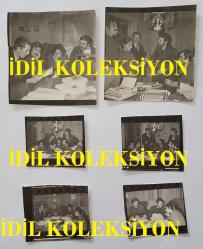 SENARİST ve YÖNETMEN BİLGE OLGAÇ'IN ORİJİNAL 6'LI MİNİ BOY FOTOĞRAF SETİ + ''YEŞİLÇAM'DA REFORM BAŞLADI'' BAŞLIKLI HABER METNİ KAĞIDI - FOTOĞRAFLAR 6 x 5 cm ve 4 x 3,5 cm EBADINDA - BİLGE OLGAÇ, YAVUZ ÖZKAN, ÖZDEMİR ÖĞÜT, SAMİM MERİÇ, AHMET ÜNDAĞ ve MUZAFFER TUĞRAN, YEŞİLÇAM'DA REFORM BAŞLATIP KALİTELİ FİLMLER YAPMAK KONUSUNDA KONUŞURLARKEN ÇEKİLMİŞ 6 FARKLI KARE