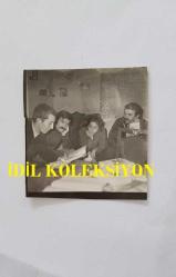 SENARİST ve YÖNETMEN BİLGE OLGAÇ'IN ORİJİNAL 6'LI MİNİ BOY FOTOĞRAF SETİ + ''YEŞİLÇAM'DA REFORM BAŞLADI'' BAŞLIKLI HABER METNİ KAĞIDI - FOTOĞRAFLAR 6 x 5 cm ve 4 x 3,5 cm EBADINDA - BİLGE OLGAÇ, YAVUZ ÖZKAN, ÖZDEMİR ÖĞÜT, SAMİM MERİÇ, AHMET ÜNDAĞ ve MUZAFFER TUĞRAN, YEŞİLÇAM'DA REFORM BAŞLATIP KALİTELİ FİLMLER YAPMAK KONUSUNDA KONUŞURLARKEN ÇEKİLMİŞ 6 FARKLI KARE