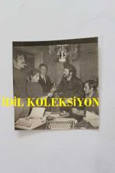 SENARİST ve YÖNETMEN BİLGE OLGAÇ'IN ORİJİNAL 6'LI MİNİ BOY FOTOĞRAF SETİ + ''YEŞİLÇAM'DA REFORM BAŞLADI'' BAŞLIKLI HABER METNİ KAĞIDI - FOTOĞRAFLAR 6 x 5 cm ve 4 x 3,5 cm EBADINDA - BİLGE OLGAÇ, YAVUZ ÖZKAN, ÖZDEMİR ÖĞÜT, SAMİM MERİÇ, AHMET ÜNDAĞ ve MUZAFFER TUĞRAN, YEŞİLÇAM'DA REFORM BAŞLATIP KALİTELİ FİLMLER YAPMAK KONUSUNDA KONUŞURLARKEN ÇEKİLMİŞ 6 FARKLI KARE