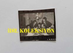 SENARİST ve YÖNETMEN BİLGE OLGAÇ'IN ORİJİNAL 6'LI MİNİ BOY FOTOĞRAF SETİ + ''YEŞİLÇAM'DA REFORM BAŞLADI'' BAŞLIKLI HABER METNİ KAĞIDI - FOTOĞRAFLAR 6 x 5 cm ve 4 x 3,5 cm EBADINDA - BİLGE OLGAÇ, YAVUZ ÖZKAN, ÖZDEMİR ÖĞÜT, SAMİM MERİÇ, AHMET ÜNDAĞ ve MUZAFFER TUĞRAN, YEŞİLÇAM'DA REFORM BAŞLATIP KALİTELİ FİLMLER YAPMAK KONUSUNDA KONUŞURLARKEN ÇEKİLMİŞ 6 FARKLI KARE