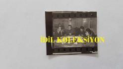 SENARİST ve YÖNETMEN BİLGE OLGAÇ'IN ORİJİNAL 6'LI MİNİ BOY FOTOĞRAF SETİ + ''YEŞİLÇAM'DA REFORM BAŞLADI'' BAŞLIKLI HABER METNİ KAĞIDI - FOTOĞRAFLAR 6 x 5 cm ve 4 x 3,5 cm EBADINDA - BİLGE OLGAÇ, YAVUZ ÖZKAN, ÖZDEMİR ÖĞÜT, SAMİM MERİÇ, AHMET ÜNDAĞ ve MUZAFFER TUĞRAN, YEŞİLÇAM'DA REFORM BAŞLATIP KALİTELİ FİLMLER YAPMAK KONUSUNDA KONUŞURLARKEN ÇEKİLMİŞ 6 FARKLI KARE