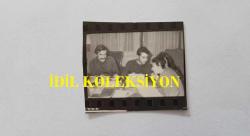 SENARİST ve YÖNETMEN BİLGE OLGAÇ'IN ORİJİNAL 6'LI MİNİ BOY FOTOĞRAF SETİ + ''YEŞİLÇAM'DA REFORM BAŞLADI'' BAŞLIKLI HABER METNİ KAĞIDI - FOTOĞRAFLAR 6 x 5 cm ve 4 x 3,5 cm EBADINDA - BİLGE OLGAÇ, YAVUZ ÖZKAN, ÖZDEMİR ÖĞÜT, SAMİM MERİÇ, AHMET ÜNDAĞ ve MUZAFFER TUĞRAN, YEŞİLÇAM'DA REFORM BAŞLATIP KALİTELİ FİLMLER YAPMAK KONUSUNDA KONUŞURLARKEN ÇEKİLMİŞ 6 FARKLI KARE