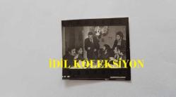 SENARİST ve YÖNETMEN BİLGE OLGAÇ'IN ORİJİNAL 6'LI MİNİ BOY FOTOĞRAF SETİ + ''YEŞİLÇAM'DA REFORM BAŞLADI'' BAŞLIKLI HABER METNİ KAĞIDI - FOTOĞRAFLAR 6 x 5 cm ve 4 x 3,5 cm EBADINDA - BİLGE OLGAÇ, YAVUZ ÖZKAN, ÖZDEMİR ÖĞÜT, SAMİM MERİÇ, AHMET ÜNDAĞ ve MUZAFFER TUĞRAN, YEŞİLÇAM'DA REFORM BAŞLATIP KALİTELİ FİLMLER YAPMAK KONUSUNDA KONUŞURLARKEN ÇEKİLMİŞ 6 FARKLI KARE