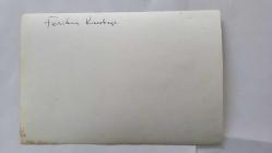 YEŞİLÇAM'DA CİLALI İBO ADIYLA BİLİNEN FERİDUN KARAKAYA'NIN ORİJİNAL FOTOĞRAFI - 18 x 12 cm EBADINDA - FERİDUN KARAKAYA BİR FİLM SAHNESİNDE ŞAPKASINA ADINI YAZARKEN ÇEKİLMİŞ BİR KARE