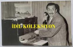 Efemera - YEŞİLÇAM'DA CİLALI İBO ADIYLA BİLİNEN FERİDUN KARAKAYA'NIN ORİJİNAL FOTOĞRAFI - 18 x 12 cm EBADINDA - FERİDUN KARAKAYA, BİR FİLM SAHNESİNDE TELEFON TUTUP ŞAKINCA ARKASINA BAKARKEN ÇEKİLMİŞ BİR KARE. FOTO: YUSUF PAKMAN - kitantik - kitaLog