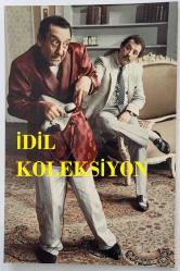 YEŞİLÇAM'DA CİLALI İBO ADIYLA BİLİNEN FERİDUN KARAKAYA'NIN ORİJİNAL FOTOĞRAFI - 18 x 12 cm EBADINDA - FERİDUN KARAKAYA, ''DÖNE DÖNE'' ADLI TİYATRO OYUNUNDA RIDVAN ÇELEBİ'YLE AYNI KAREDEYKEN ÇEKİLMİŞ ÇOK NET KALİTEDE BİR FOTOĞRAF - FOTO: ÖZCAN YAMAN