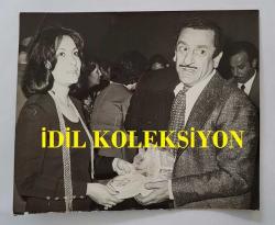 YEŞİLÇAM'DA CİLALI İBO ADIYLA BİLİNEN FERİDUN KARAKAYA'NIN ORİJİNAL FOTOĞRAFI - 14,5 x 12 cm EBADINDA - FERİDUN KARAKAYA, EŞİYLE BİRLİKTE BİR ETKİNLİKTE YAN YANAYKEN ÇEKİLMİŞ BİR KARE. 29 ŞUBAT 1976
