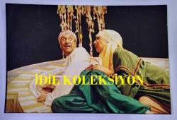 YEŞİLÇAM'DA CİLALI İBO ADIYLA BİLİNEN FERİDUN KARAKAYA'NIN ORİJİNAL 2'Lİ FOTOĞRAF SETİ - 16,5 x 11 cm ve 16 x 10 EBADINDA - FERİDUN KARAKAYA, ''FERMANLI DELİ HAZRETLERİ'' ADLI TİYATRO OYUNUNDA SEVİL ULUYOL'LA BİRLİKTE AYNI KAREDEYKEN ÇEKİLMİŞ 2 FARKLI FOTOĞRAF