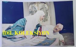 YEŞİLÇAM'DA CİLALI İBO ADIYLA BİLİNEN FERİDUN KARAKAYA'NIN ORİJİNAL 2'Lİ FOTOĞRAF SETİ - 16,5 x 11 cm ve 16 x 10 EBADINDA - FERİDUN KARAKAYA, ''FERMANLI DELİ HAZRETLERİ'' ADLI TİYATRO OYUNUNDA SEVİL ULUYOL'LA BİRLİKTE AYNI KAREDEYKEN ÇEKİLMİŞ 2 FARKLI FOTOĞRAF